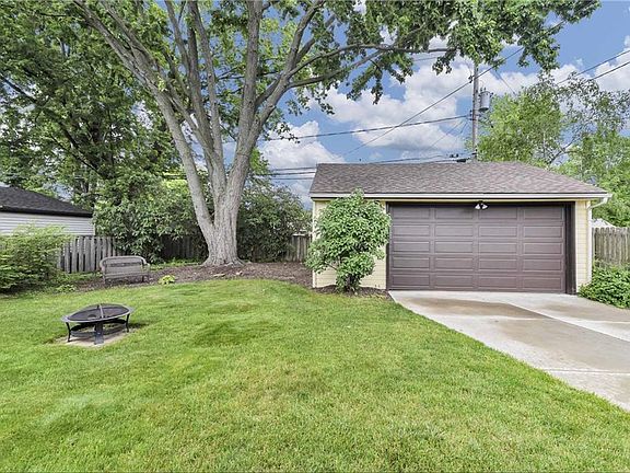 3rd image of 328 Hickory Dr