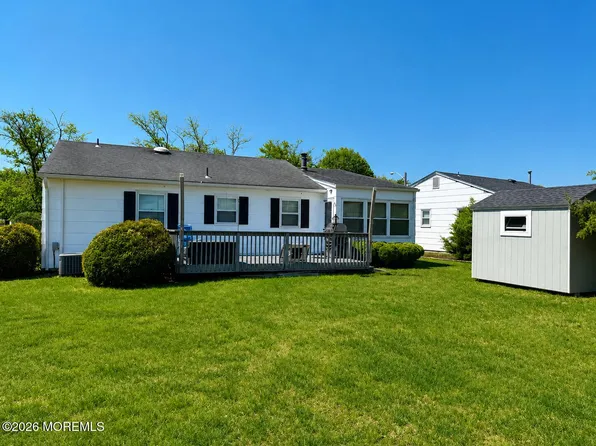 2 Brakenbury Drive, Toms River, NJ 08757