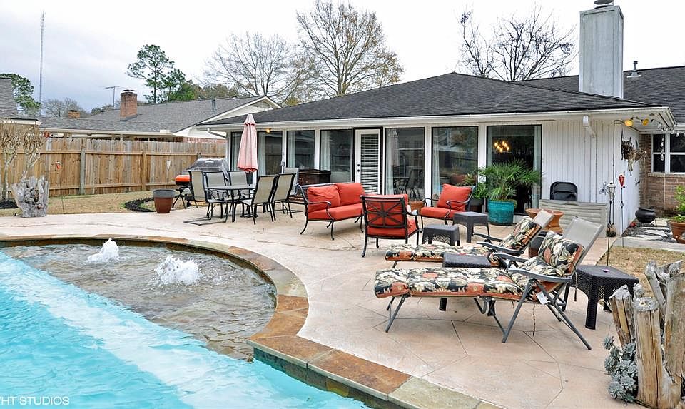 1st image of 702 Country Club Dr