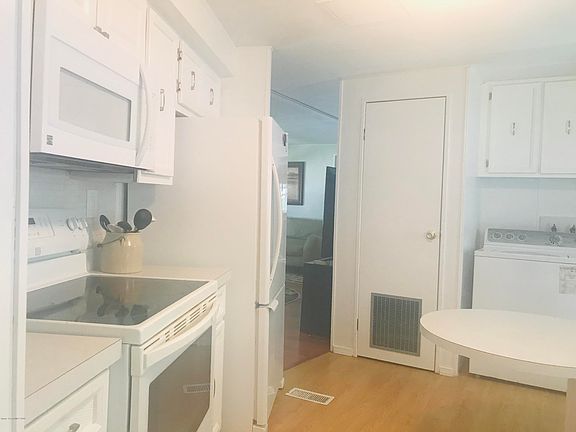 3rd image of 748 Lark Dr #0