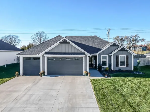 932 N Cottonwood Ct, Tonganoxie, KS 66086