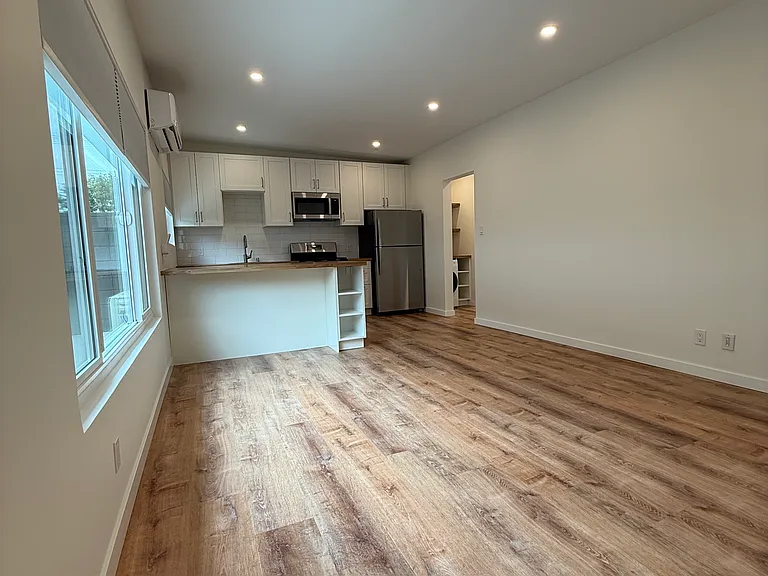 1509 N Hollywood Way #B — Photo 12