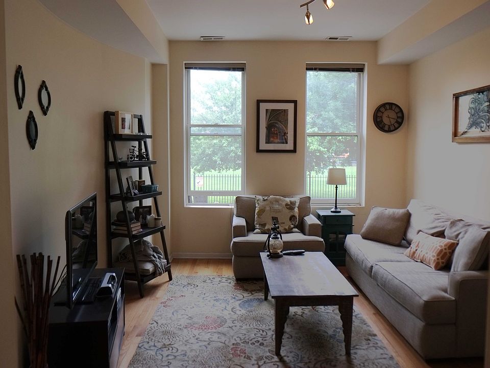 1st image of 2142 N Oakley Ave