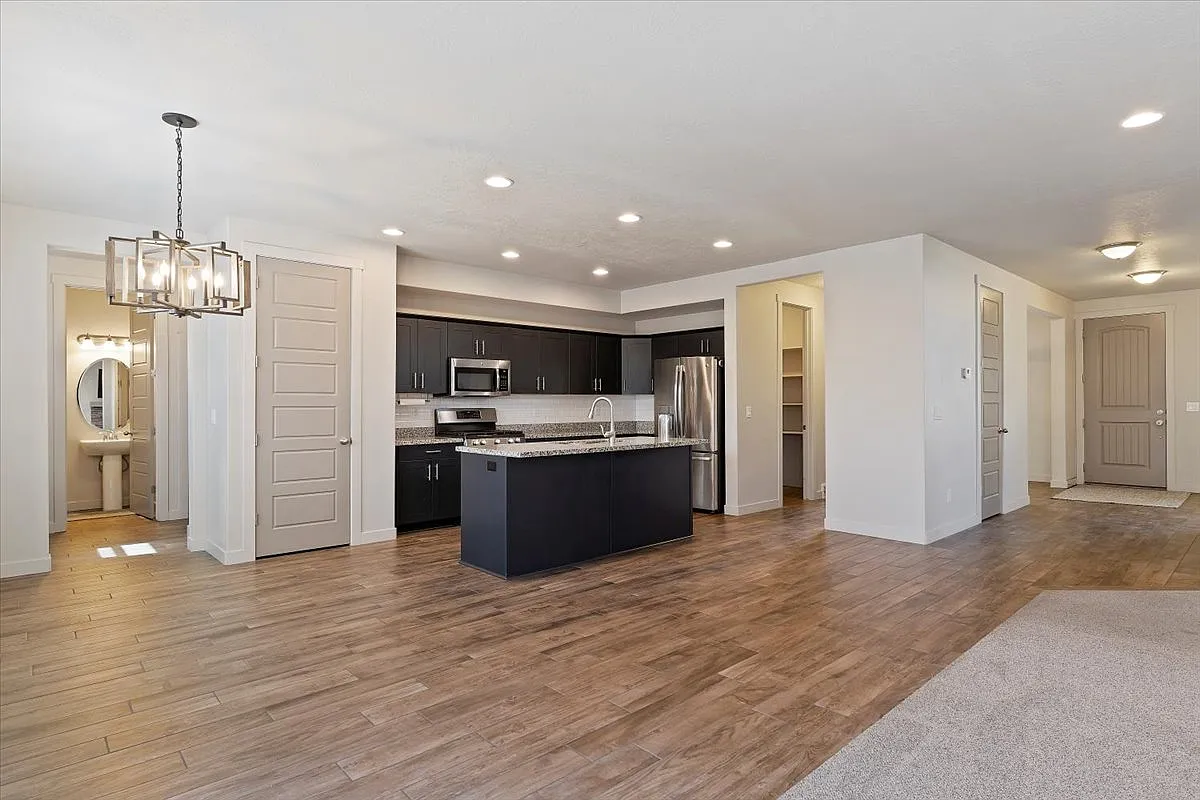 5 bed, 3.5 bath, 4500 sqft, $4,000 — Photo 3