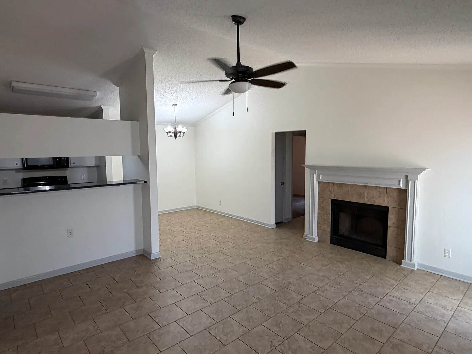 3 bed, 1033 sqft, $1,950 — Photo 4