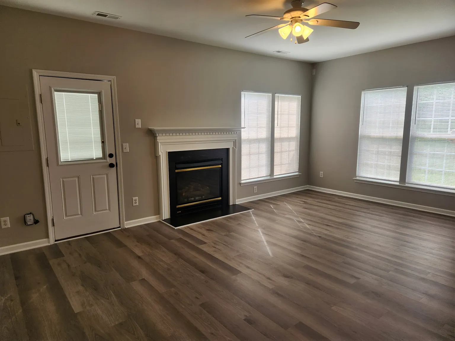 2 Bedroom Townhouse with 2.5 Baths — Photo 4