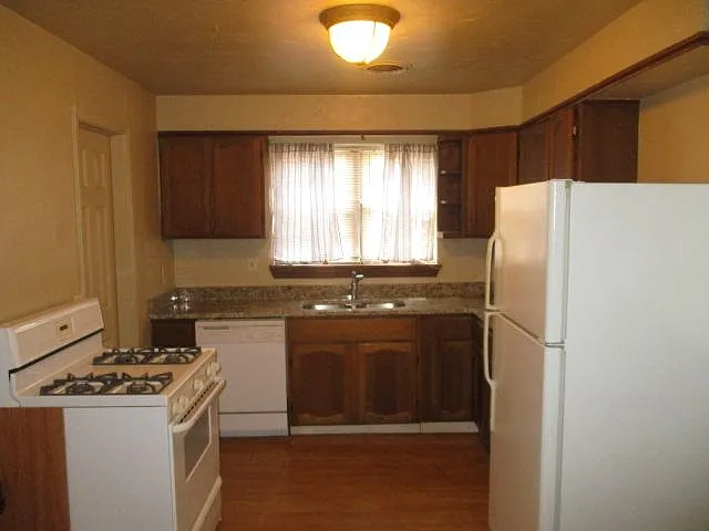 3 bed, 1100 sqft, $1,200 — Photo 3