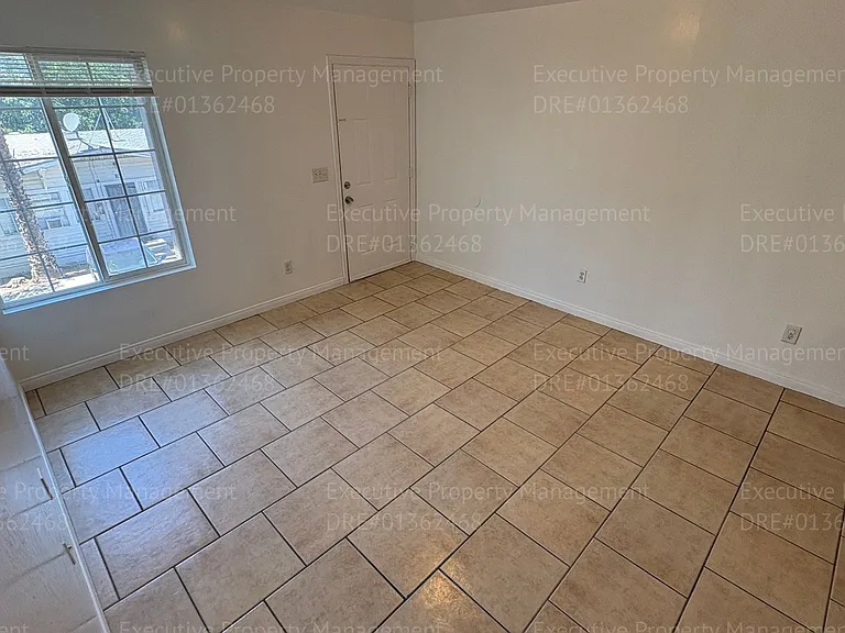 3017 Potomac Ave — Photo 5
