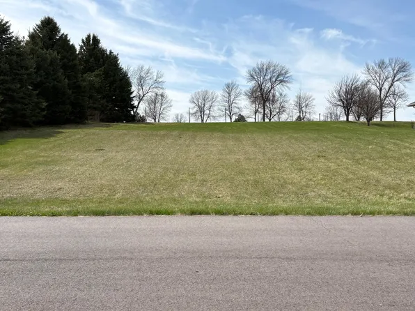 5 Country Club Dr, Brookings, SD 57006