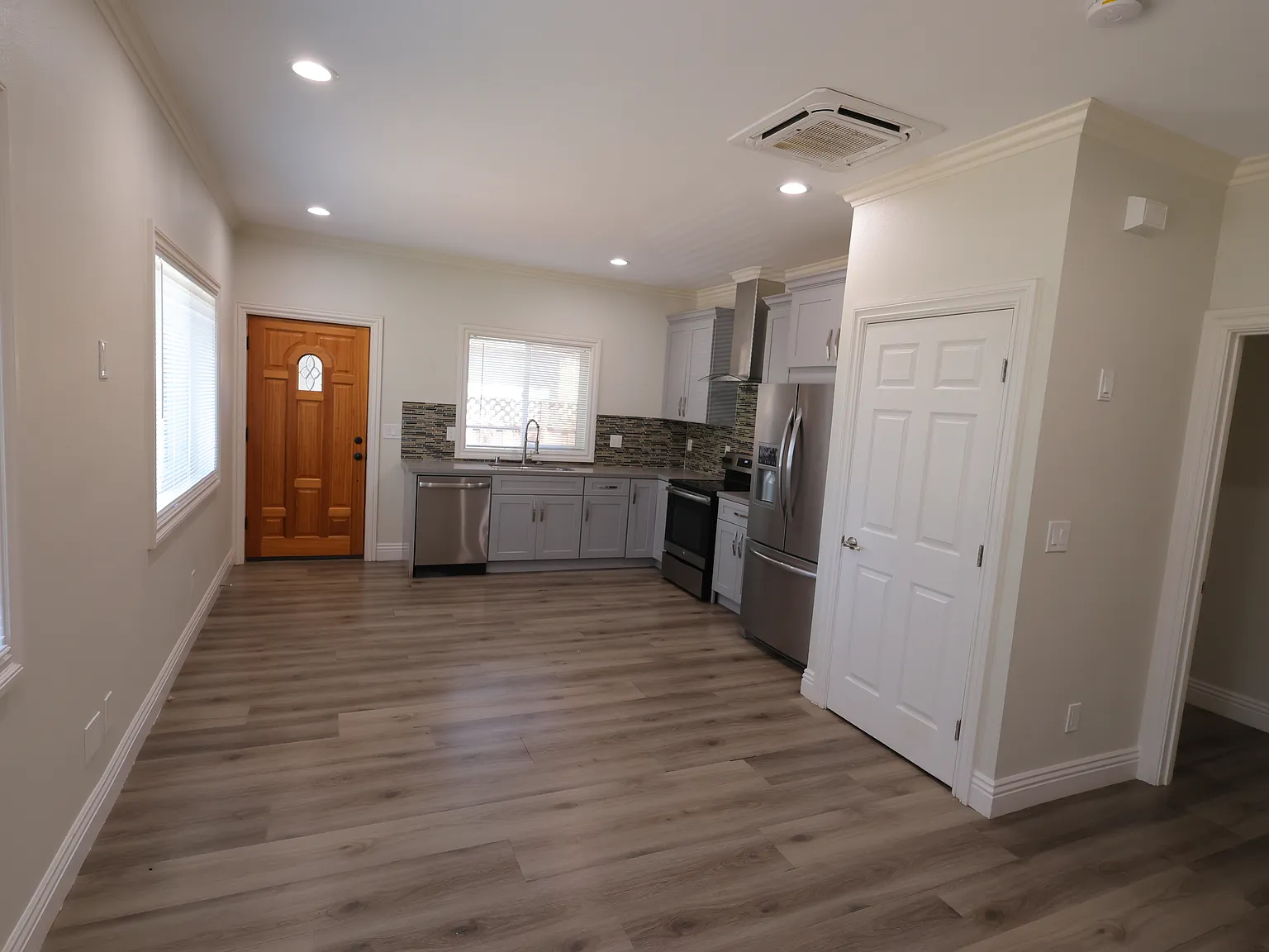 1 bed, 900 sqft, $2,400 — Photo 4