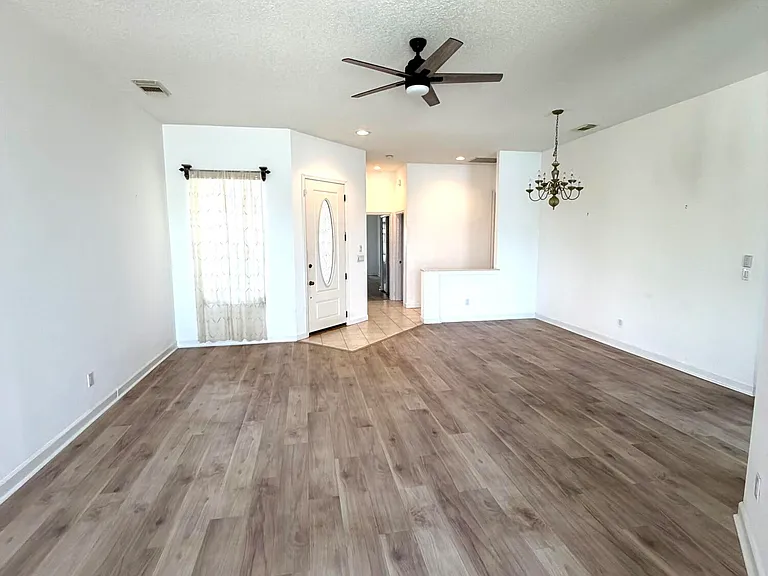 702 SW Aruba — Photo 6