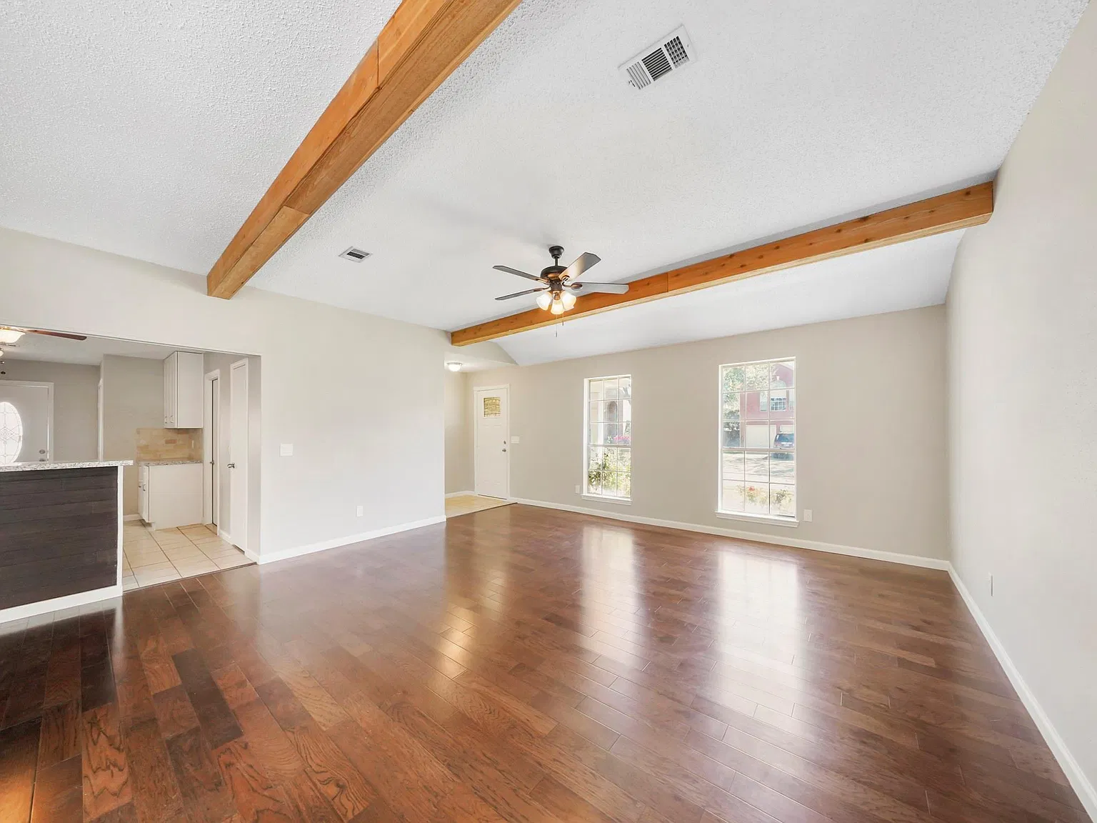 3 bed, 2.0 bath, 1696 sqft, $2,300 — Photo 4