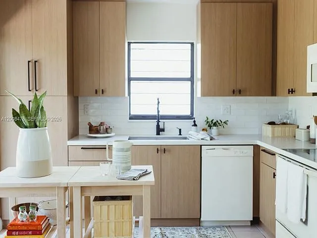 3 bed, 2.0 bath, 1802 sqft, $4,550 — Photo 3