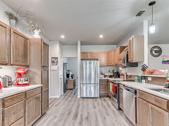 3rd image of 102 Lakeridge Dr