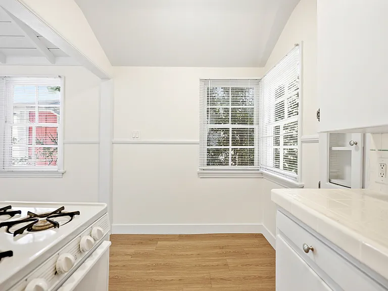 935-937 Hancock Ave — Photo 10