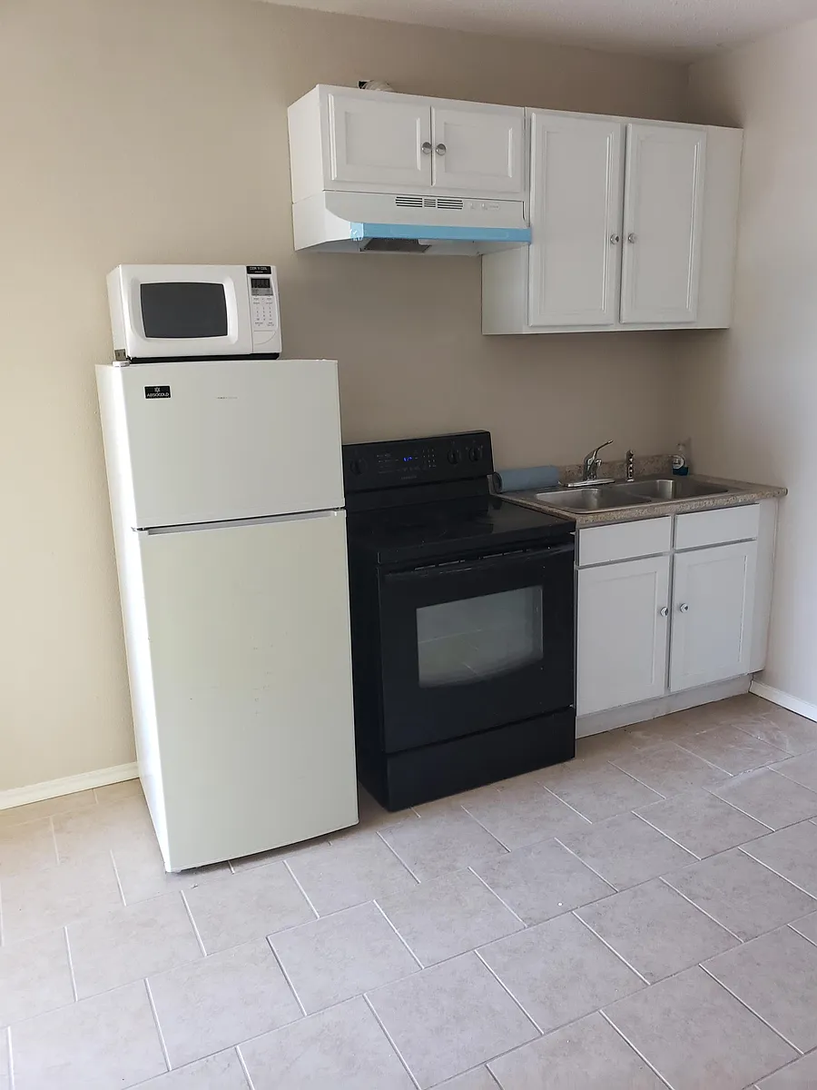 Building Photo - 2600 S Flores St #8E