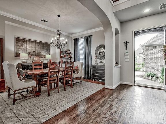4th image of 1060 White Crest Ln