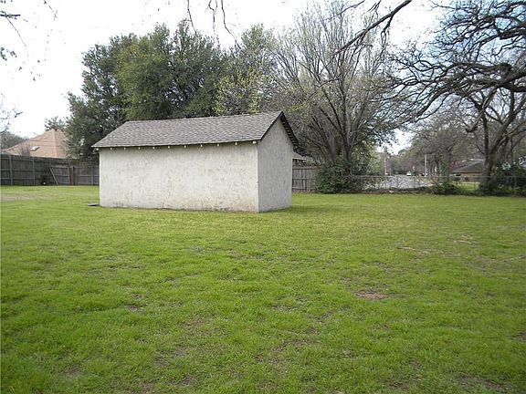5th image of 708 Oakwood Ln