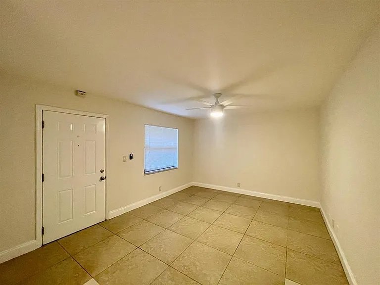 601 NE 29th Dr #7 — Photo 3
