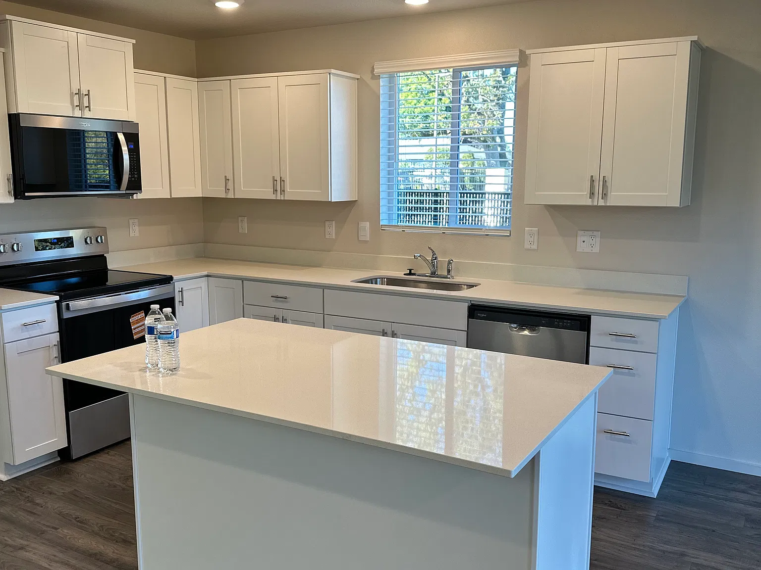 4 bed, 2.5 bath, 1880 sqft, $2,800 — Photo 2