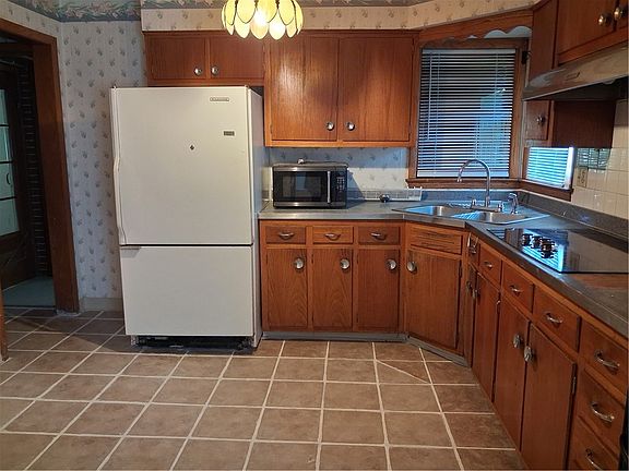 4th image of 51 Emerson Dr