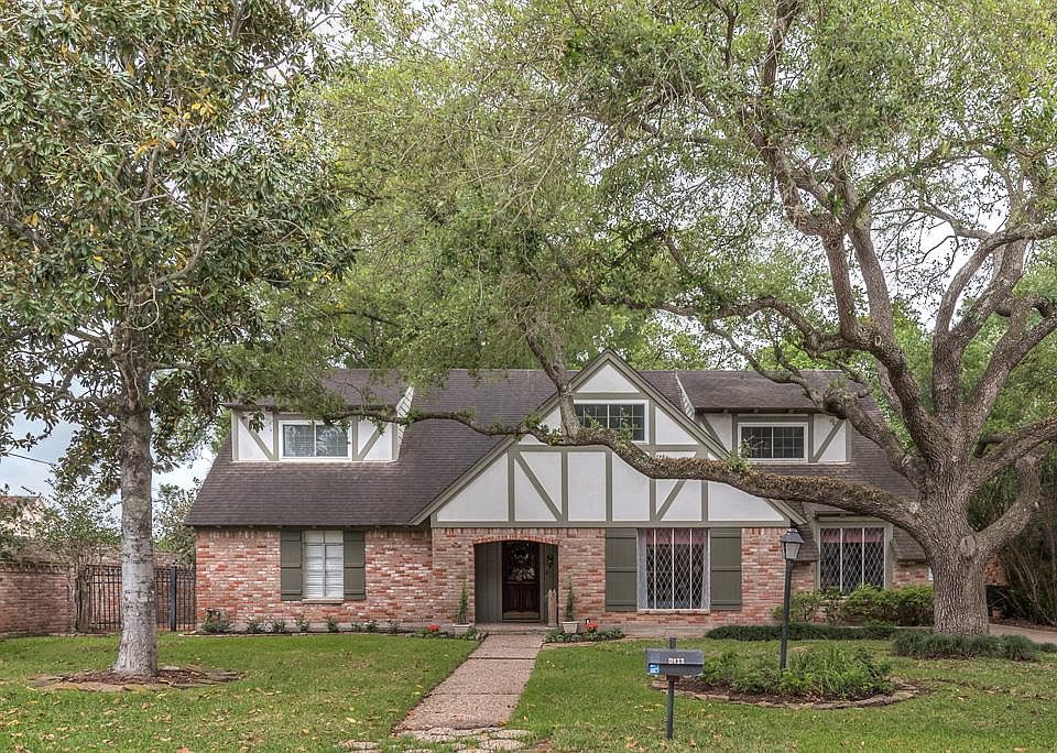 1st image of 3122 Broadmoor Dr