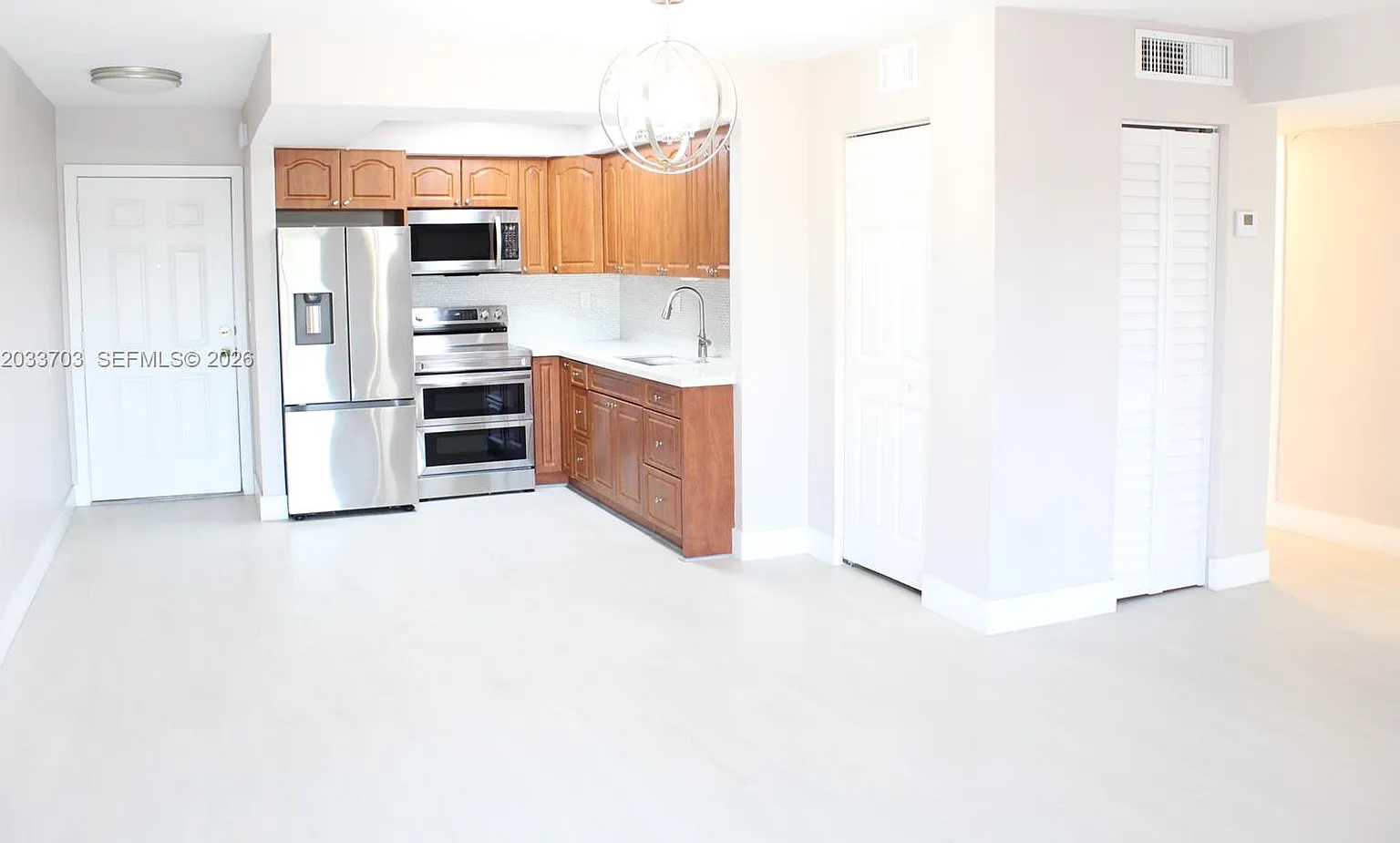 International Condo — Photo 1