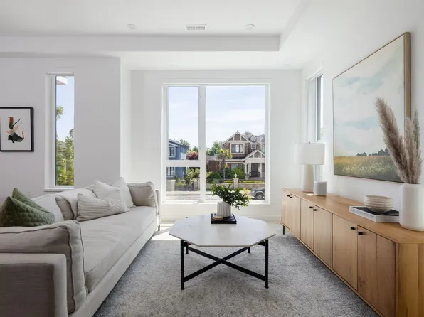 715 W 49th Ave #213, Vancouver, BC V5Z 2S3