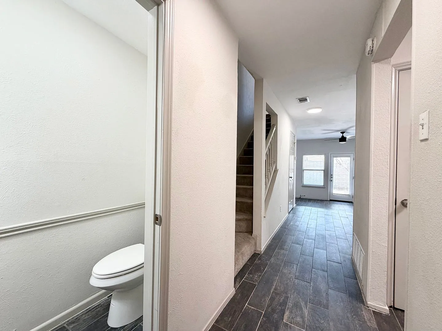 Gorgeous 1 bedroom, 1 and half bath in Farmers Branch — Photo 3