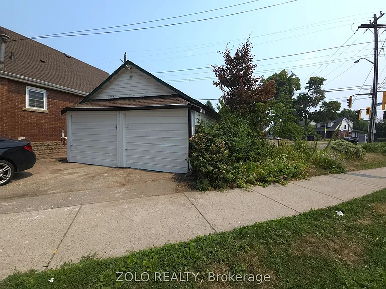 1504 King St E — Photo 19