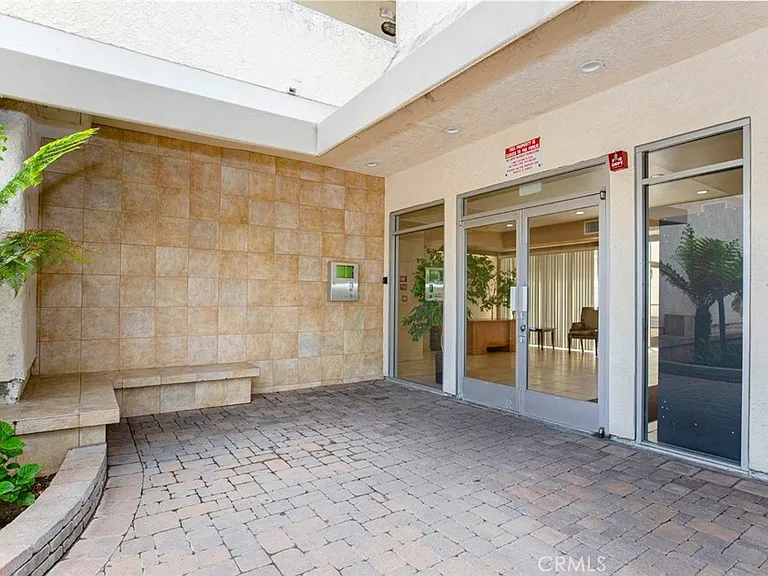 5325 Newcastle Ave #322 — Photo 2
