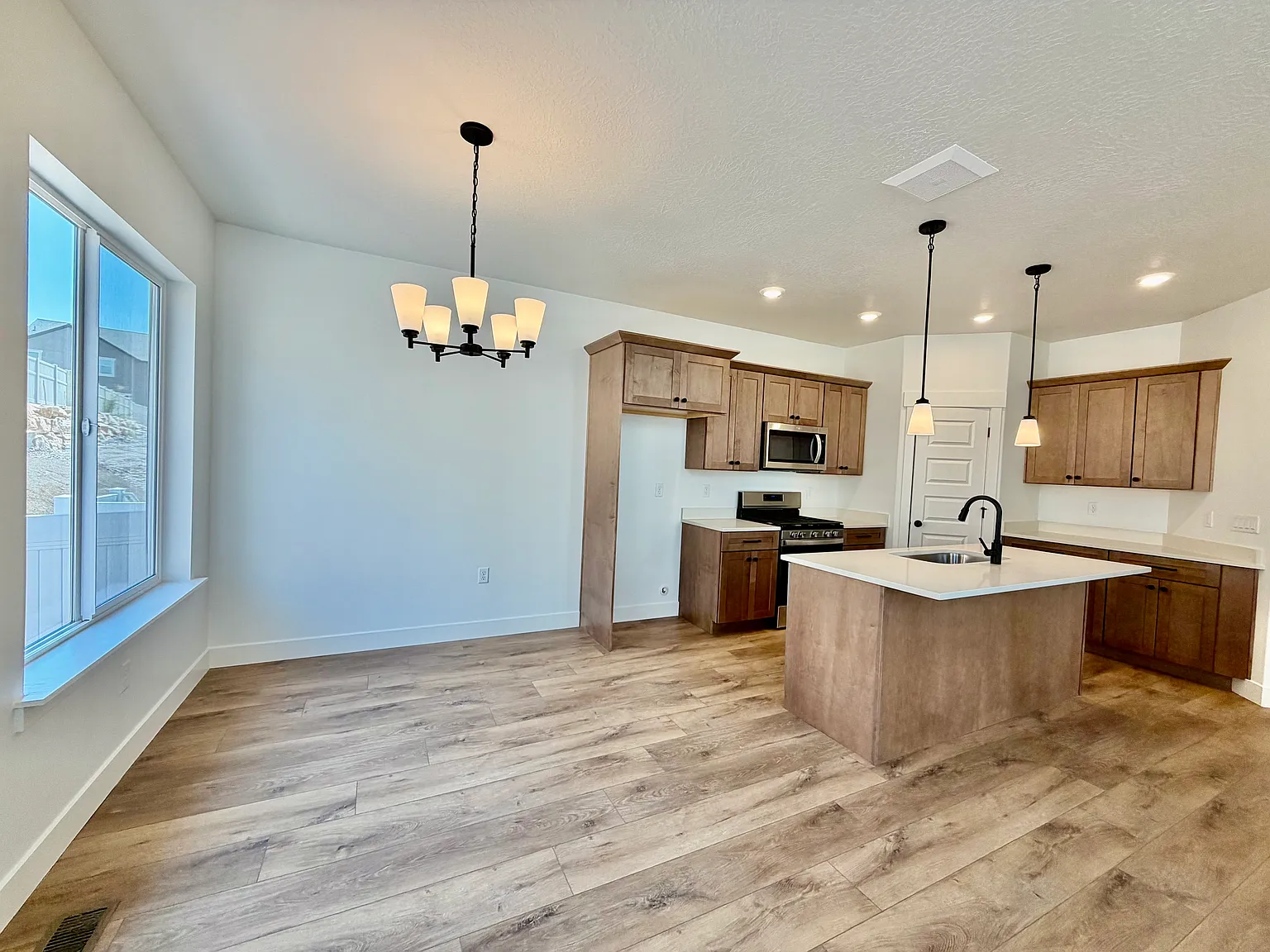 4 bed, 3.5 bath, 2321 sqft, $2,500 — Photo 2