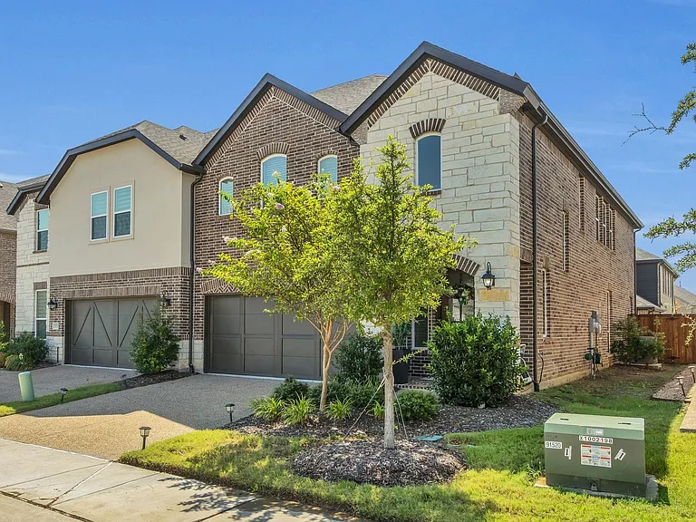 3908 Lucan Ln — Photo 2