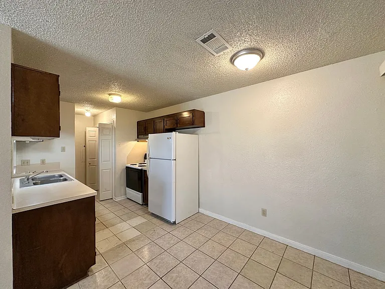 4806 Rainbow Cir — Photo 7