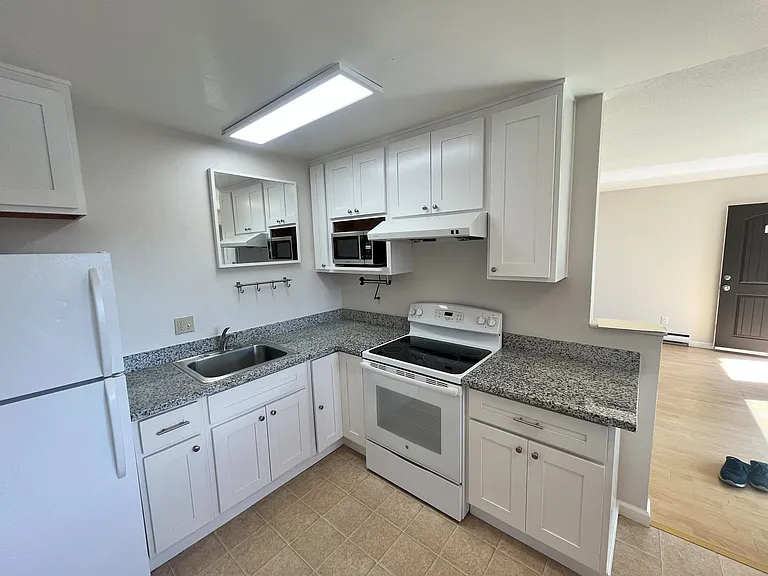 Redwood Apartments — Photo 15