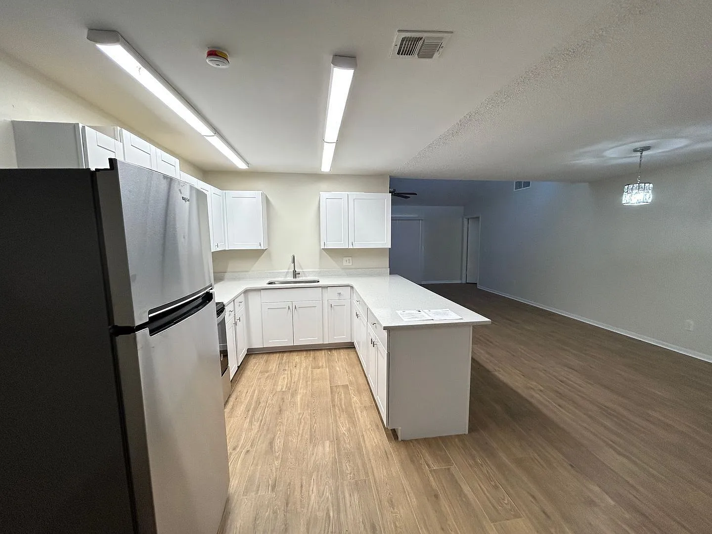 3 bed, 2.0 bath, 1467 sqft, $2,200 — Photo 2