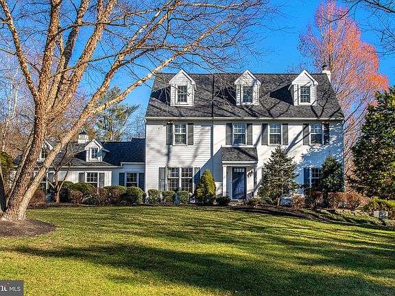 4th image of 1902 Standiford Dr