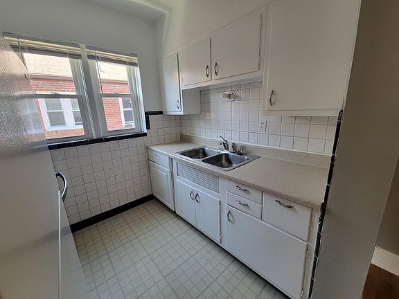 3rd image of 5531 Chippewa St #1W