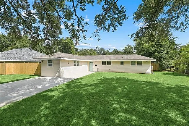 212 Berkley Dr — Photo 2