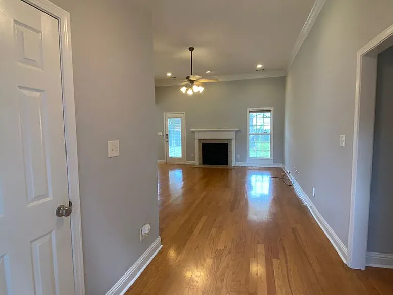 205 Drayton Ct — Photo 2