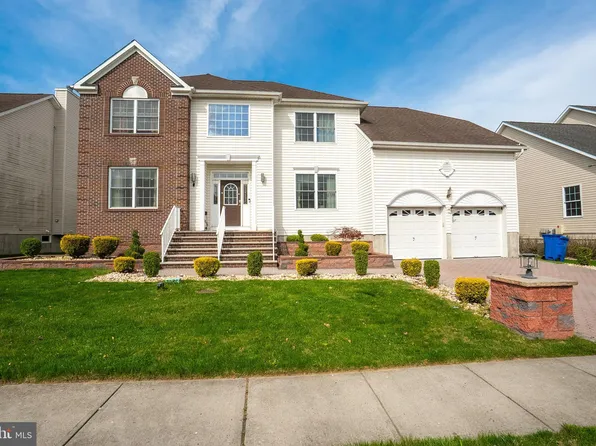 9 Mission Dr, Monroe Township, NJ 08831