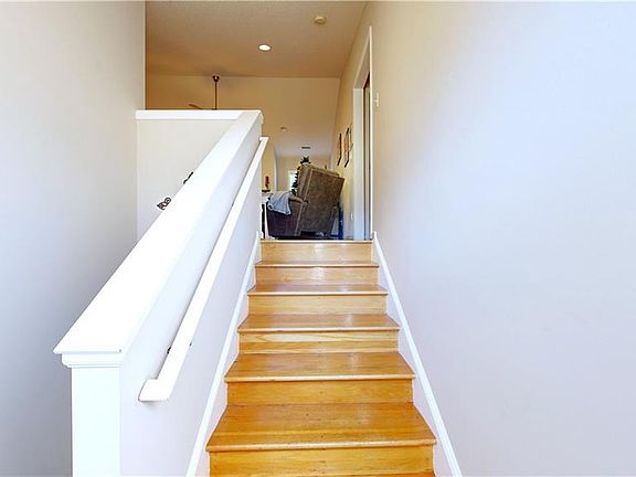 3rd image of 195 Winterberry Dr