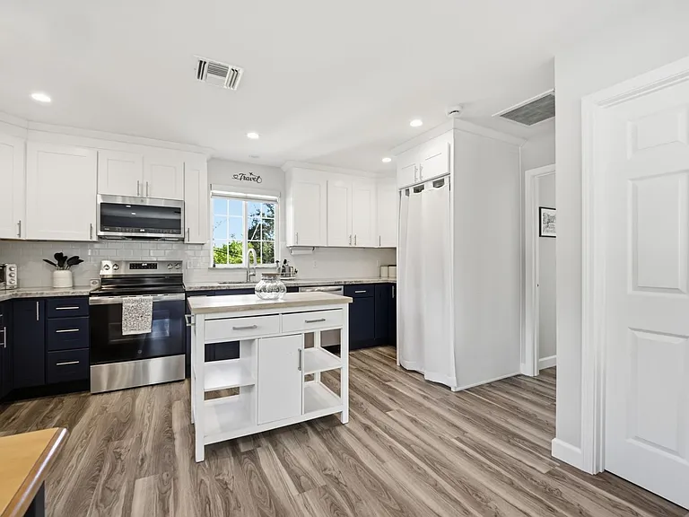 1668 Belford Ave — Photo 9