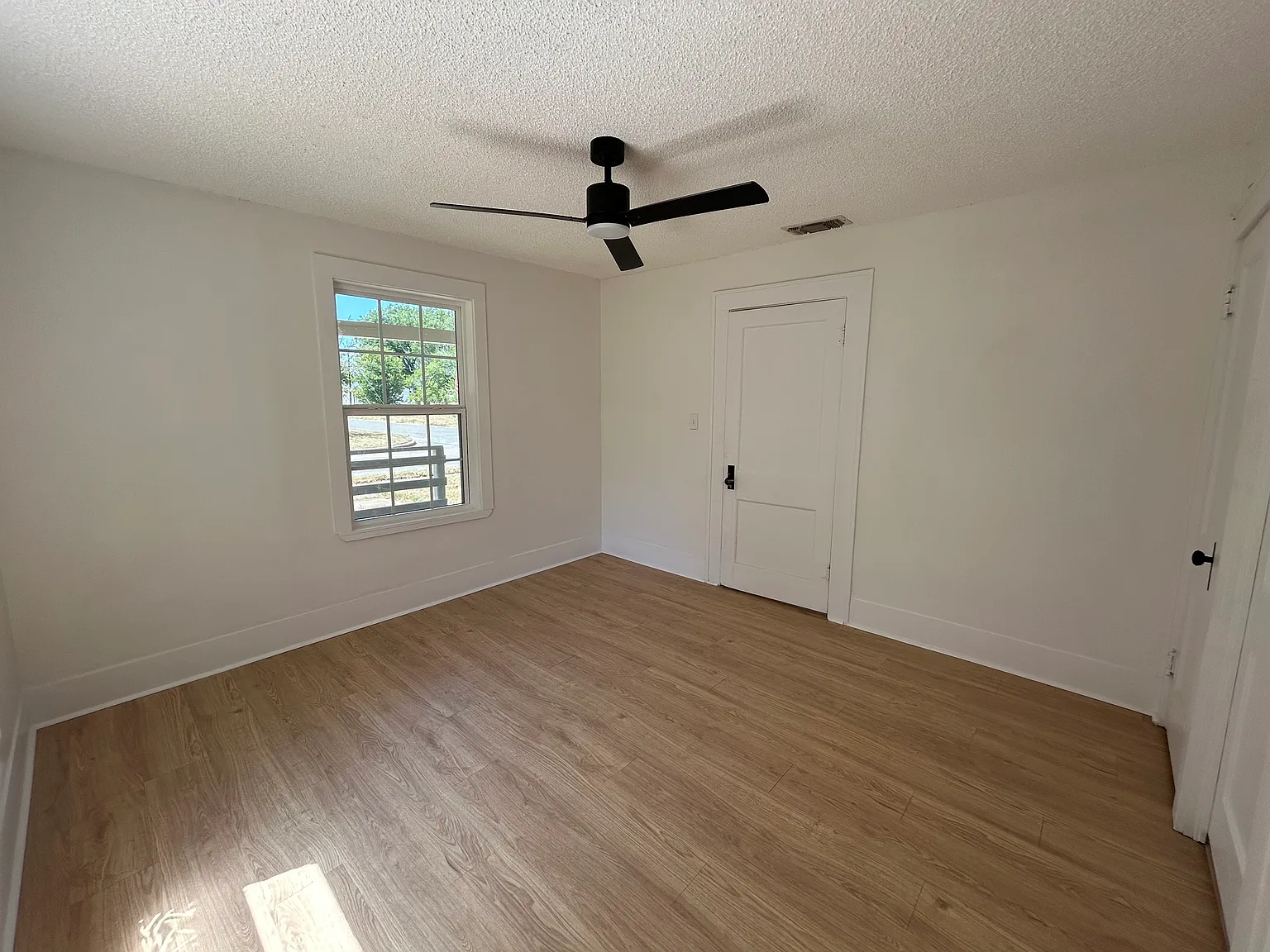 Single family home on a corner lot — Photo 4