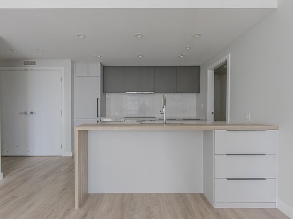4th image of 567 Emerson St #1011