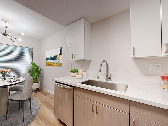 2nd image of 404 N Broadway APT 3
