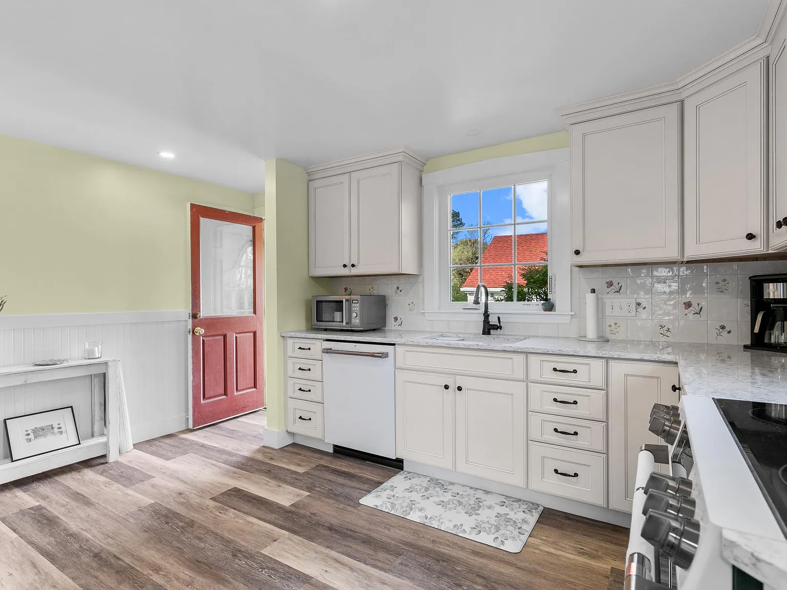 3 bed, 2013 sqft, $4,200 — Photo 3