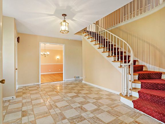 4th image of 523 Lake Shore Dr N