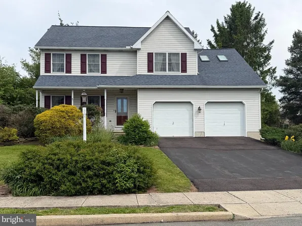 601 Maplewood Dr, Douglassville, PA 19518