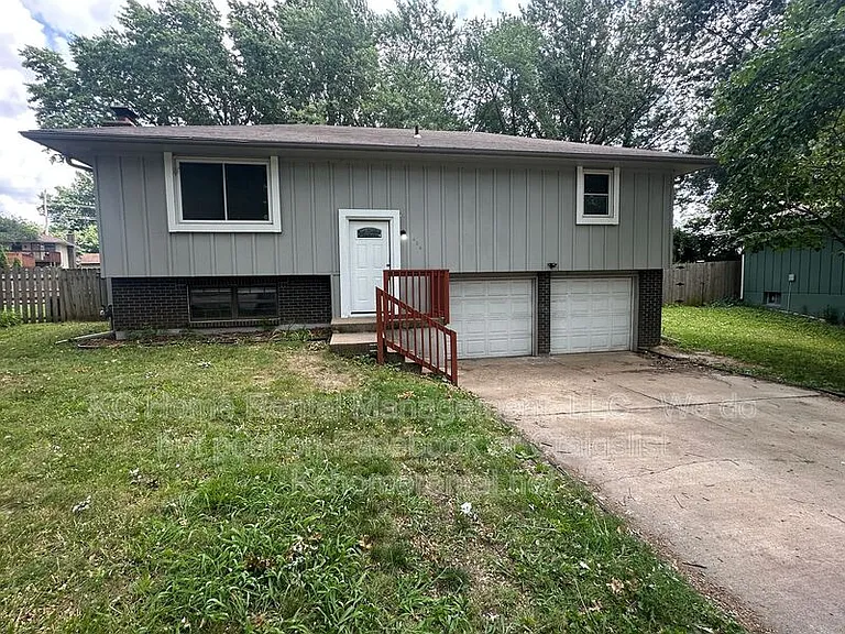 424 NE Lakeview Dr — Photo 2